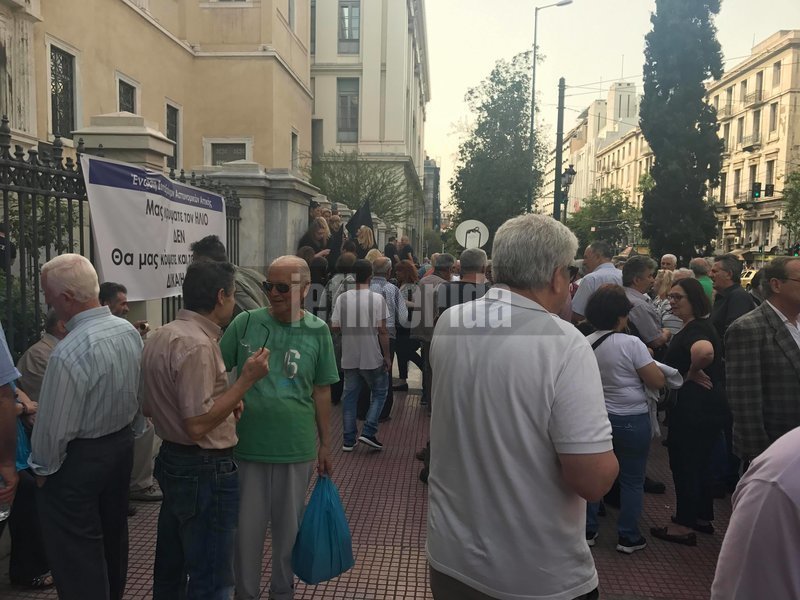 Συνταξιούχοι έξω από το ΣτΕ -Διαμαρτυρήθηκαν για τις περικοπές συντάξεων [εικόνες & βίντεο] | iefimerida.gr 3