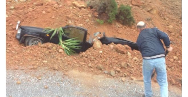 Κατολίσθηση έθαψε αυτοκίνητο στα Χανιά -Από θαύμα σώθηκε ο οδηγός [εικόνες] | iefimerida.gr 1