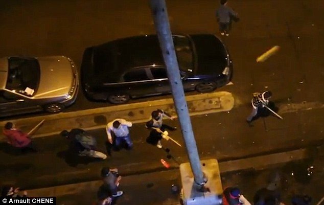 Αγριες συμπλοκές μεταναστών-διαδηλωτών στο Παρίσι -Μάχες με σιδερόβεργες [εικόνες & βίντεο] | iefimerida.gr 2