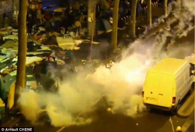 Αγριες συμπλοκές μεταναστών-διαδηλωτών στο Παρίσι -Μάχες με σιδερόβεργες [εικόνες & βίντεο] | iefimerida.gr 3