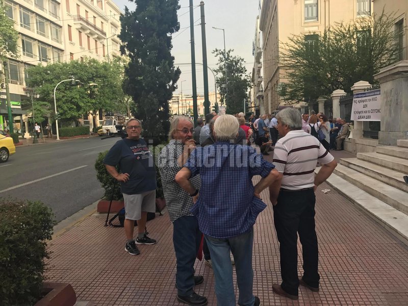 Συνταξιούχοι έξω από το ΣτΕ -Διαμαρτυρήθηκαν για τις περικοπές συντάξεων [εικόνες & βίντεο] | iefimerida.gr 4