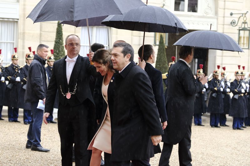 Χθες το πρωί, το ζεύγος Τσίπρα προσερχόμενο στο Ελιζέ