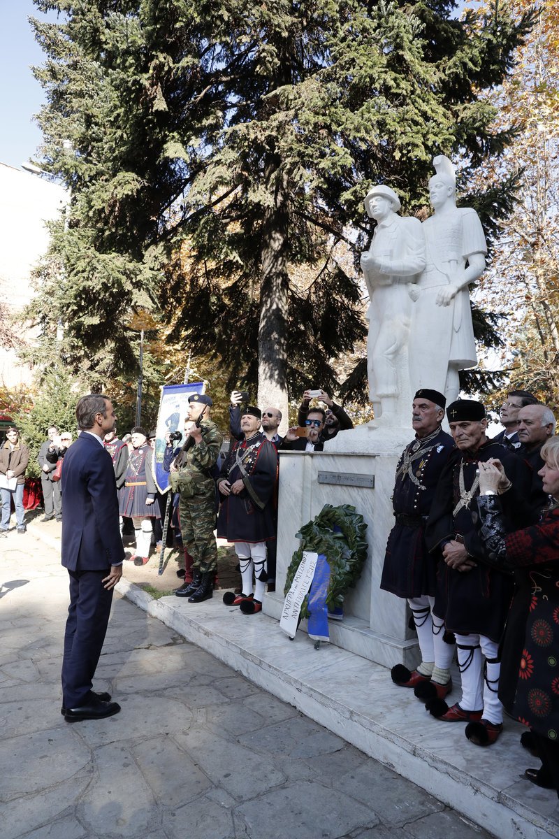 Ο Κ. Μητσοτάκης κατέθεσε στεφάνι στην πλατεία Μακεδονομάχων, στην Καστοριά -Φωτογραφίες: Intimenews/Pool