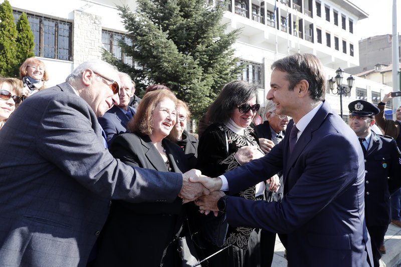 Θερμές χειραψίες με πολίτες αντήλλαξε ο αρχηγός της αξιωματικής αντιπολίτευσης