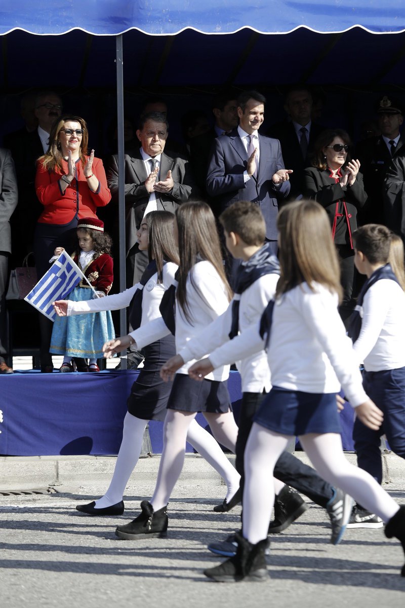 Ο πρόεδρος της ΝΔ παρακολούθησε μαθητική παρέλαση στην Καστοριά