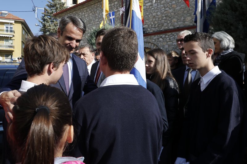 Ο πρόεδρος της ΝΔ συνομιλεί με μαθητές της Καστοριάς μετά την παρέλαση