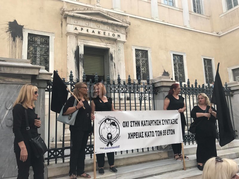 Συνταξιούχοι έξω από το ΣτΕ -Διαμαρτυρήθηκαν για τις περικοπές συντάξεων [εικόνες & βίντεο] | iefimerida.gr 5