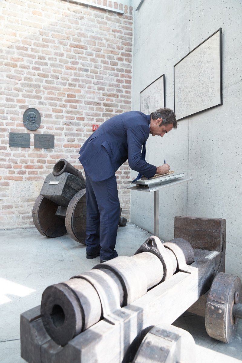 Στο Βελιγράδι ο Μητσοτάκης -Συνάντησε τον Σέρβο Πρόεδρο, πήγε στον πύργο που θανατώθηκε ο Ρήγας Φεραίος [εικόνες]  | iefimerida.gr 2