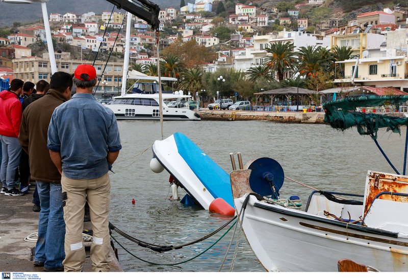 Σκηνικό ναυμαχίας στη Μυτιλήνη -Βούλιαξαν βάρκες από την κακοκαιρία [εικόνες] | iefimerida.gr 5