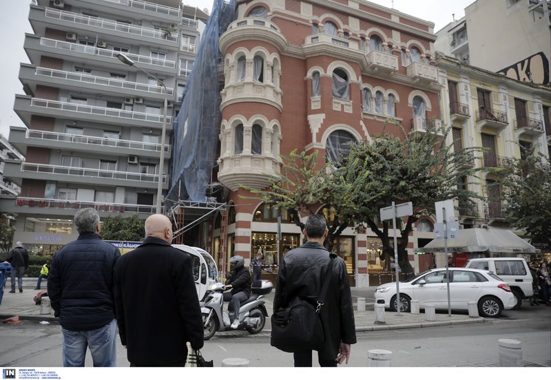 Θεσσαλονίκη: Κατέληξε ο εργάτης που έπεσε από την ταράτσα του «κόκκινου κτιρίου» [εικόνες] | iefimerida.gr 2