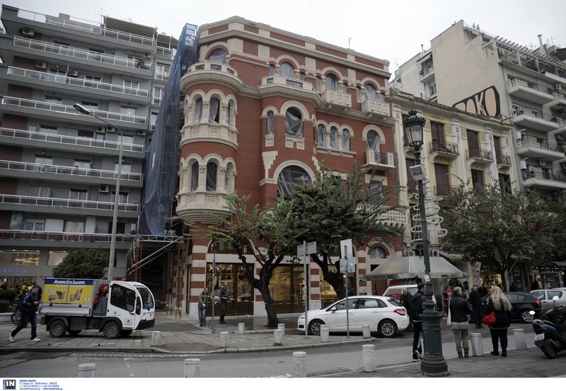 Θεσσαλονίκη: Κατέληξε ο εργάτης που έπεσε από την ταράτσα του «κόκκινου κτιρίου» [εικόνες] | iefimerida.gr 1