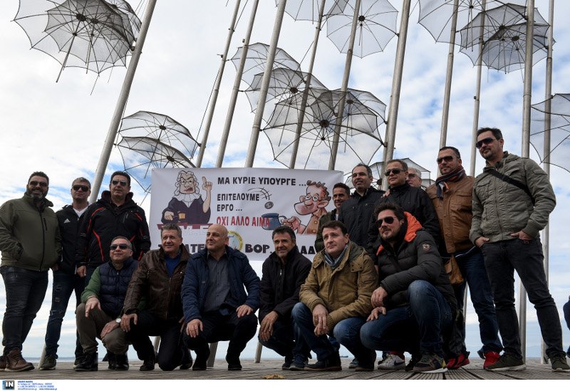 Φωτογραφία σαν ποδοσφαιρική ομάδα για τους εκπαιδευτές οδηγούς