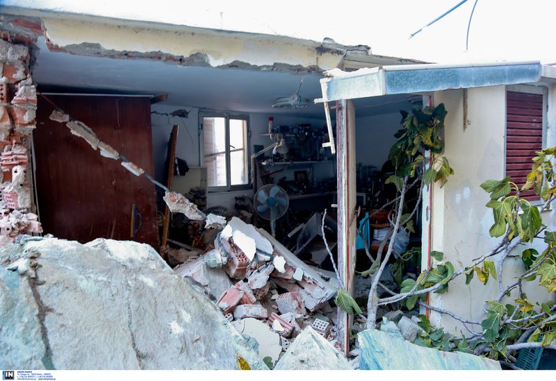 Λέσβος: Κατολίσθηση βράχων πάνω σε χωριό -Διέλυσαν σπίτια, καταπλάκωσαν στάνες [εικόνες] | iefimerida.gr 5