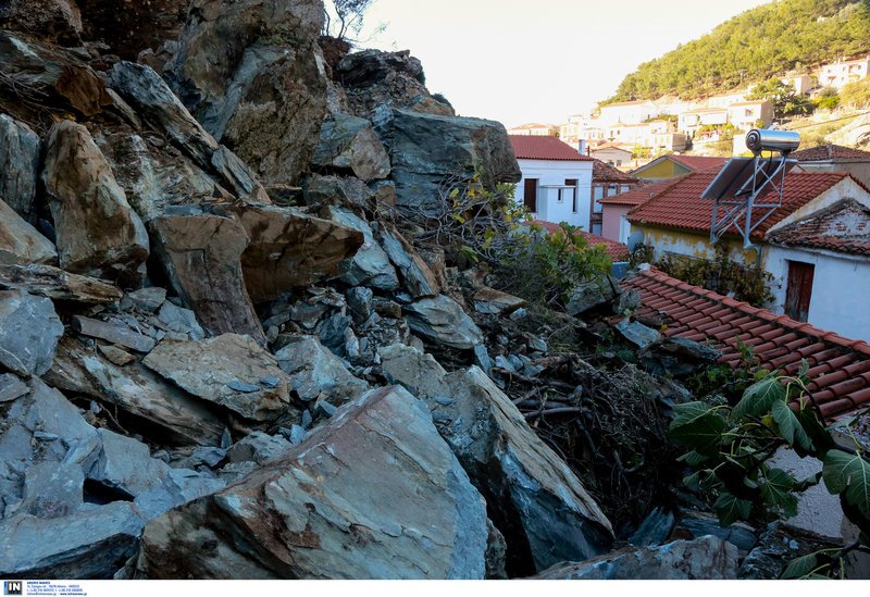 Λέσβος: Κατολίσθηση βράχων πάνω σε χωριό -Διέλυσαν σπίτια, καταπλάκωσαν στάνες [εικόνες] | iefimerida.gr 6