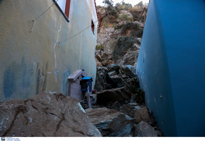 Λέσβος: Κατολίσθηση βράχων πάνω σε χωριό -Διέλυσαν σπίτια, καταπλάκωσαν στάνες [εικόνες] | iefimerida.gr 8
