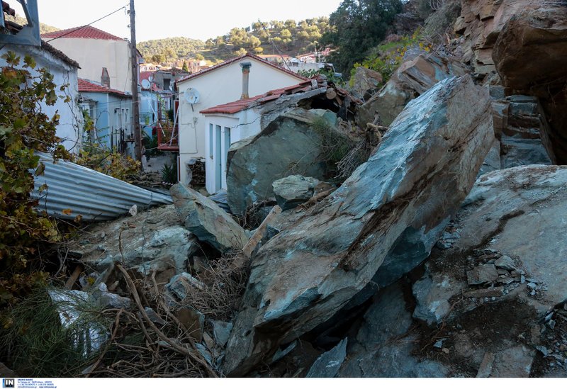 Λέσβος: Κατολίσθηση βράχων πάνω σε χωριό -Διέλυσαν σπίτια, καταπλάκωσαν στάνες [εικόνες] | iefimerida.gr 9