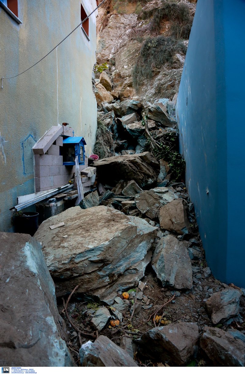 Λέσβος: Κατολίσθηση βράχων πάνω σε χωριό -Διέλυσαν σπίτια, καταπλάκωσαν στάνες [εικόνες] | iefimerida.gr 10