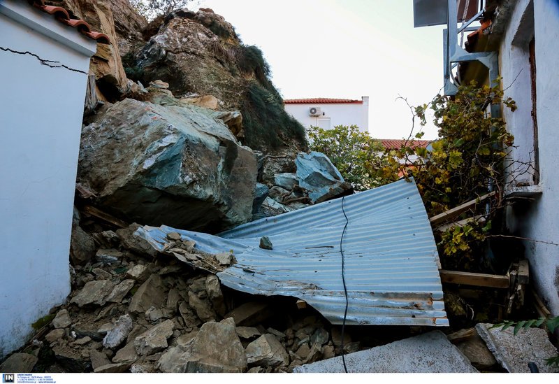 Λέσβος: Κατολίσθηση βράχων πάνω σε χωριό -Διέλυσαν σπίτια, καταπλάκωσαν στάνες [εικόνες] | iefimerida.gr 11