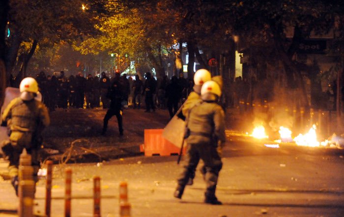 Κλεφτοπόλεμος ΜΑΤ-Κουκουλοφόρων στα Εξάρχεια [εικόνες & βίντεο] | iefimerida.gr 10