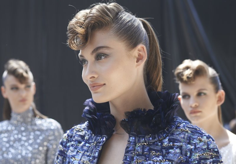 Τα μπολερό, το πανωφόρι για τις κρύες νύχτες του χειμώνα είναι και αυτά πλούσια κεντημένα.