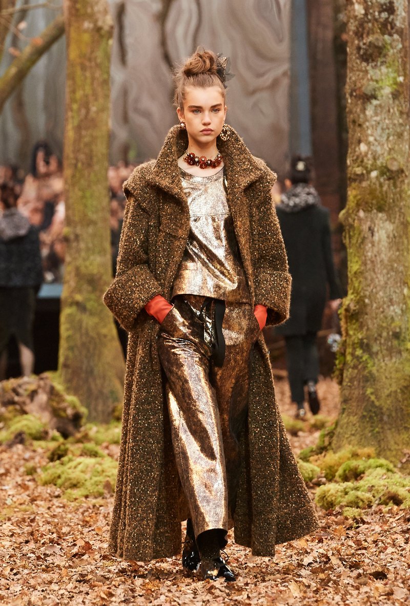 Αυτός είναι ο λόγος που οι γυναίκες θέλουν να έρθει ο επόμενος χειμώνας -Τον βρήκαμε στο δάσος της Chanel [εικόνες] | iefimerida.gr 16