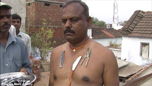 Ανθρωπος «μαγνήτης»: Το περίεργο ταλέντο ενός Ινδού -Κρατά κουτάλια και καρφιά στο σώμα του [εικόνες & βίντεο] | iefimerida.gr 0