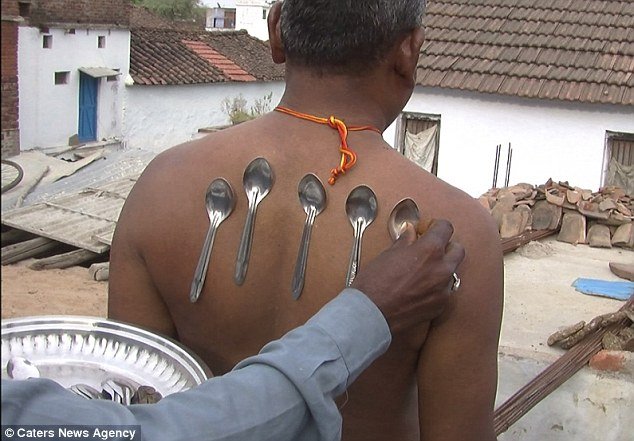 Ανθρωπος «μαγνήτης»: Το περίεργο ταλέντο ενός Ινδού -Κρατά κουτάλια και καρφιά στο σώμα του [εικόνες & βίντεο] | iefimerida.gr 1