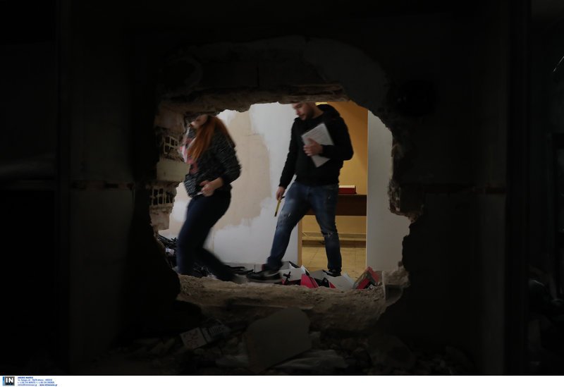 Εικόνες από το απίστευτο ριφιφί σε αθλητικά είδη, στην Αθήνα -Εσκαψαν τούνελ, έσπασαν τοίχους [εικόνες] | iefimerida.gr 7