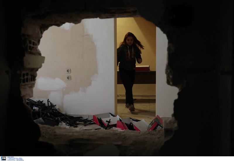 Εικόνες από το απίστευτο ριφιφί σε αθλητικά είδη, στην Αθήνα -Εσκαψαν τούνελ, έσπασαν τοίχους [εικόνες] | iefimerida.gr 9