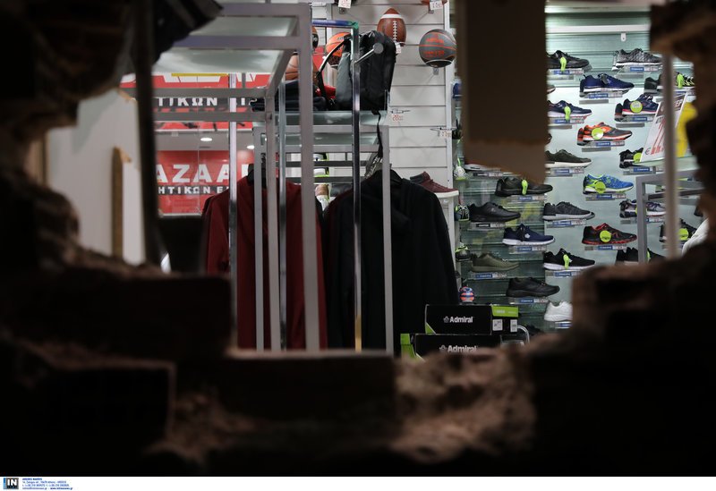 Εικόνες από το απίστευτο ριφιφί σε αθλητικά είδη, στην Αθήνα -Εσκαψαν τούνελ, έσπασαν τοίχους [εικόνες] | iefimerida.gr 10