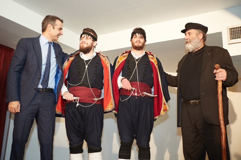 Ο Κ. Μητσοτάκης φωτογραφίζεται με Κρητικούς που φορούν παραδοσιακές στολές -Ο Κυριάκος Μητσοτάκης στην ομιλία του στο Ιλιον -Φωτογραφία: intimenews/ΠΑΠΑΜΗΤΣΟΣ ΔΗΜΗΤΡΗΣ