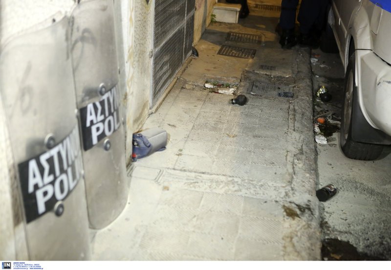 Υπολείμματα από μολότοφ έξω από το σπίτι Φλαμπουράρη -Φωτογραφία: Intimenews/ΚΑΠΑΝΤΑΗΣ ΔΗΜΗΤΡΗΣ