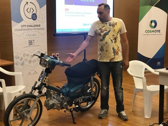 Κρητικό... παπ-άκη: Εφτιαξε μηχανάκι που κινείται με τσικουδιά! [εικόνες]  | iefimerida.gr 0