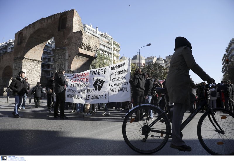 Θεσσαλονίκη: Πέταξαν μπογιές και πέτρες σε δημοσιογράφους [εικόνες] | iefimerida.gr 3