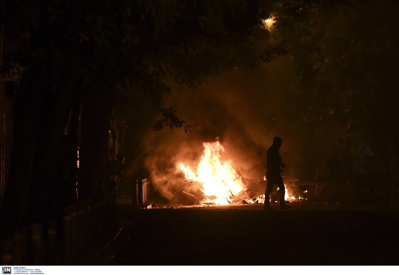 «Κόλαση» στα Εξάρχεια: Πετούν μολότοφ από τις ταράτσες -Τέσσερις τραυματίες | iefimerida.gr 21