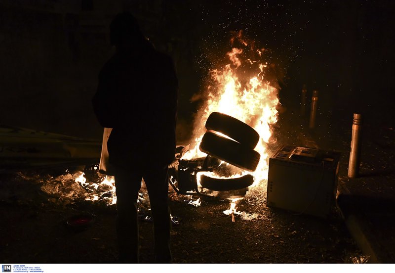 «Κόλαση» στα Εξάρχεια: Πετούν μολότοφ από τις ταράτσες -Τέσσερις τραυματίες | iefimerida.gr 24