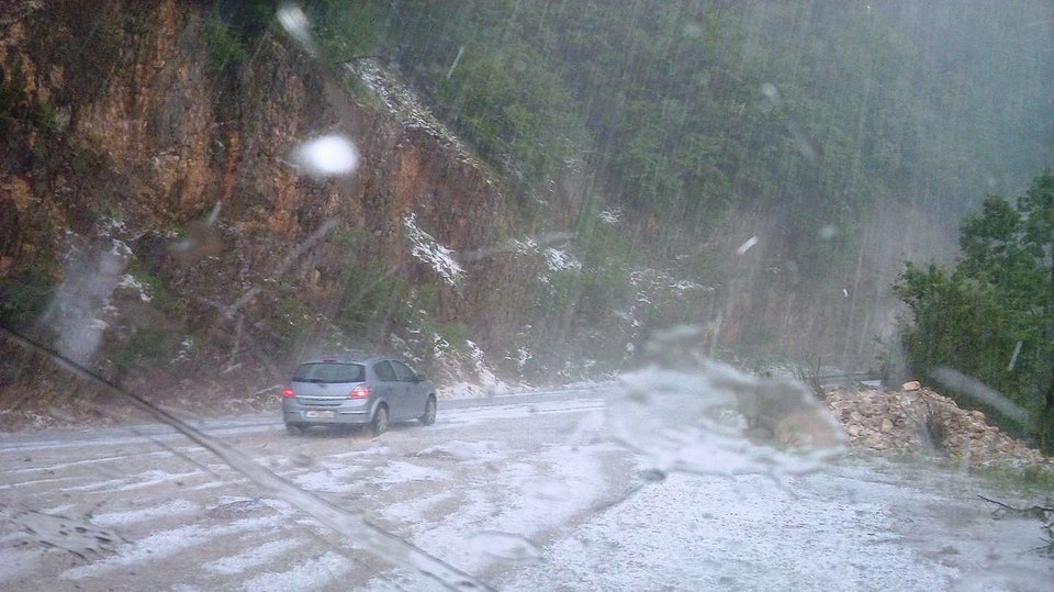 Τρελός καιρός: Στα λευκά τα Τζουμέρκα, το έστρωσε με... χαλάζι! [εικόνες] | iefimerida.gr 2