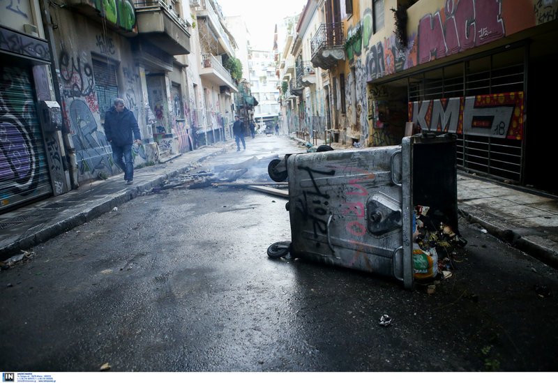 Αφησαν την Αθήνα στο έλεος κουκουλοφόρων -Εικόνες-σοκ στα Εξάρχεια | iefimerida.gr 24
