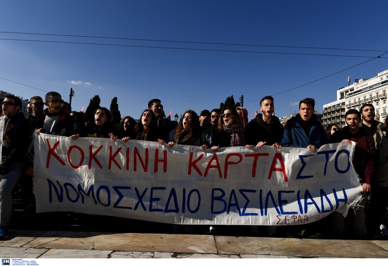 Διαμαρτύρονται γιατί το σχέδιο νόμου του υπουργείου Αθλητισμού που δίνει ακριβώς τα ίδια επαγγελματικά δικαιώματα στους αποφοίτους ΤΕΦΑΑ με τους αποφοίτους των ιδιωτικών και δημόσιων ΙΕΚ ακόμη και ΕΠΑΛ