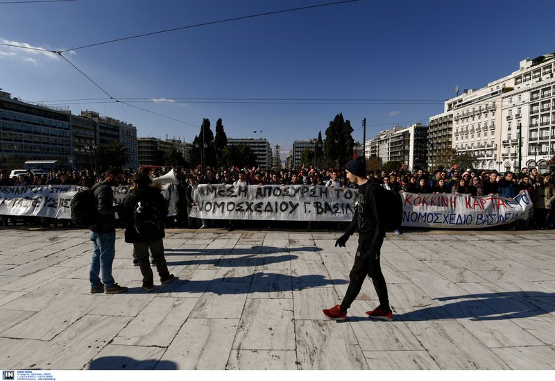 Φοιτητές ΤΕΦΑΑ έξω από τη Βουλή -Σφυρίζουν και βγάζουν κόκκινη κάρτα στον Βασιλειάδη [εικόνες] | iefimerida.gr 3