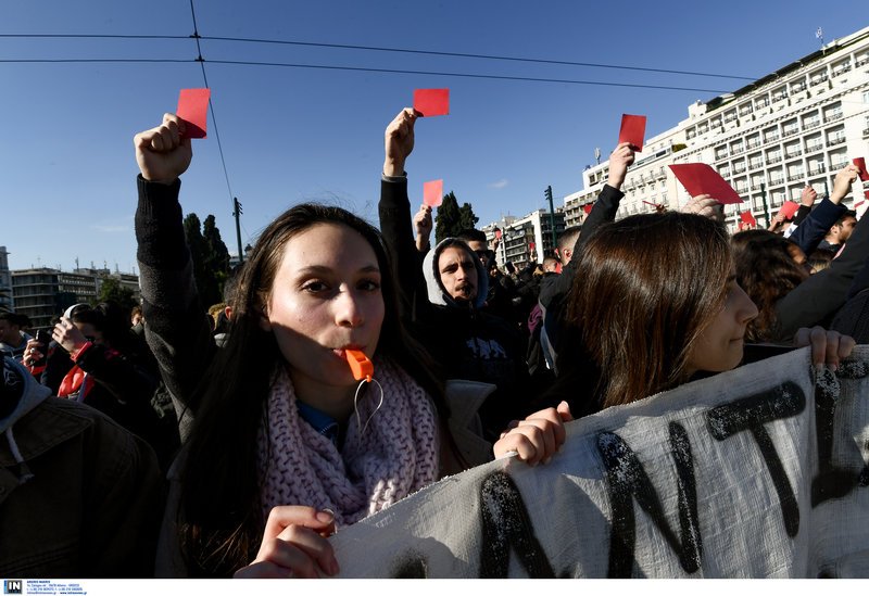 Φοιτητές ΤΕΦΑΑ έξω από τη Βουλή -Σφυρίζουν και βγάζουν κόκκινη κάρτα στον Βασιλειάδη [εικόνες] | iefimerida.gr 4