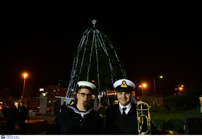 Στολίστηκε το Πεντάγωνο -Ο Πάνος Καμμένος με κόκκινο κασκόλ έβγαζε σέλφις  [εικόνες] | iefimerida.gr 3