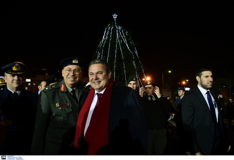 Ο Π. Καμμένος προσήλθε χαμογελαστός, φορώντας κατακόκκινο κασκόλ και μπορντό γραβάτα