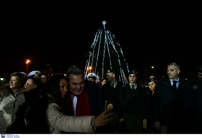 Ο υπ. Αμυνας δεν παρέλειψε να βγάλει σέλφις όπως και η υφυπουργός Αμυνας Μαρία Κόλλια-Τσαρουχά.