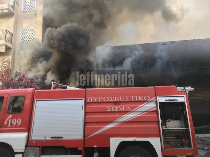 Μεγάλη φωτιά σε αποθήκη με ηλεκτρικά στο Περιστέρι -Ζημιές σε σπίτια [εικόνες & βίντεο] | iefimerida.gr 5