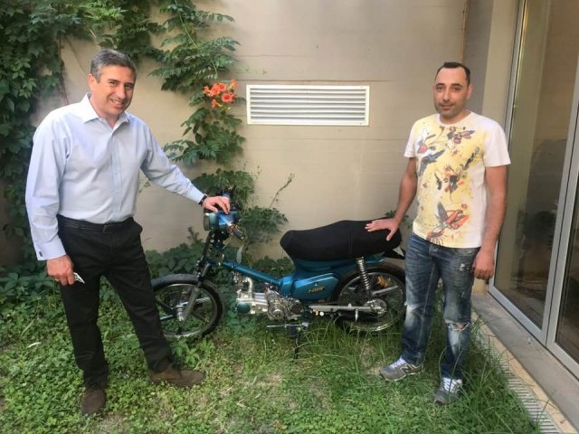 Κρητικό... παπ-άκη: Εφτιαξε μηχανάκι που κινείται με τσικουδιά! [εικόνες]  | iefimerida.gr 1