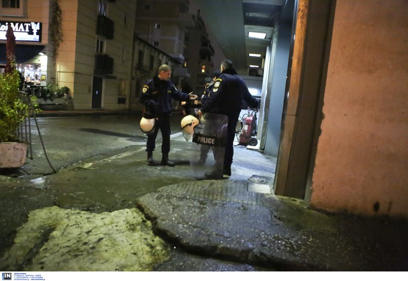 Καρέ-καρέ η καταδρομική επίθεση με μολότοφ στα ΜΑΤ -Συγκλονιστικές εικόνες & βίντεο | iefimerida.gr 6