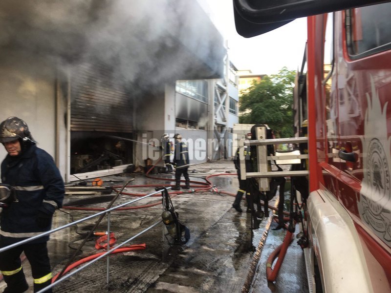 Μεγάλη φωτιά σε αποθήκη με ηλεκτρικά στο Περιστέρι -Ζημιές σε σπίτια [εικόνες & βίντεο] | iefimerida.gr 3