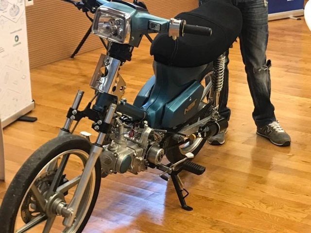 Κρητικό... παπ-άκη: Εφτιαξε μηχανάκι που κινείται με τσικουδιά! [εικόνες]  | iefimerida.gr 2