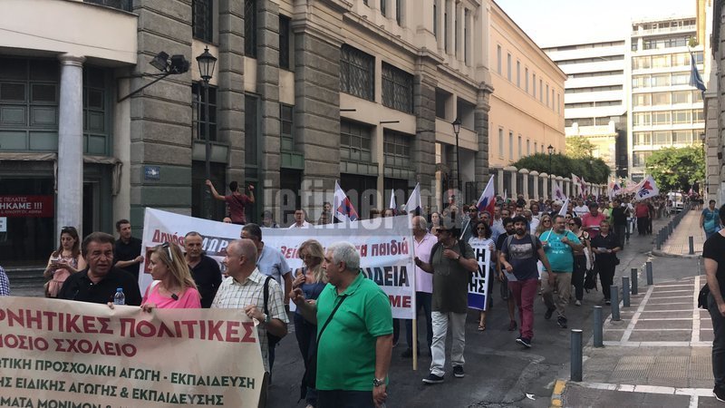 Διαμαρτυρία δασκάλων και καθηγητών κατά του νομοσχεδίου του υπουργείου Παιδείας [εικόνες & βίντεο] | iefimerida.gr 7